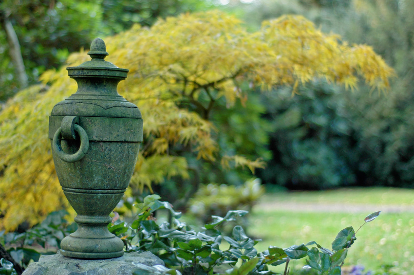 Urne auf herbstlichem Friedhof